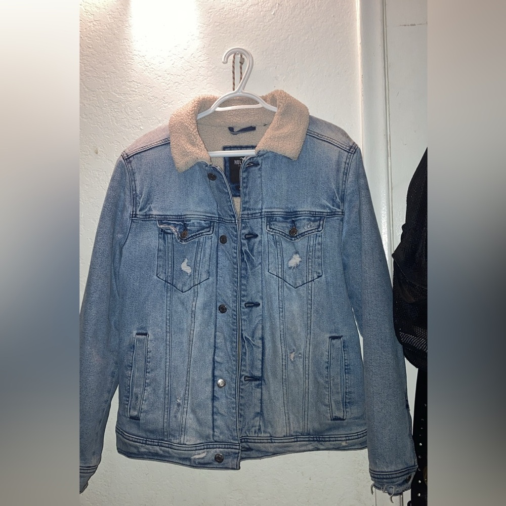Hollister sherpa lined medium wash denim Sherpa trucker Jacket